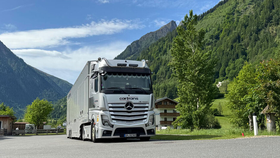 wertvolle Fahrzeuge reisen in geschlossenen Transportzügen